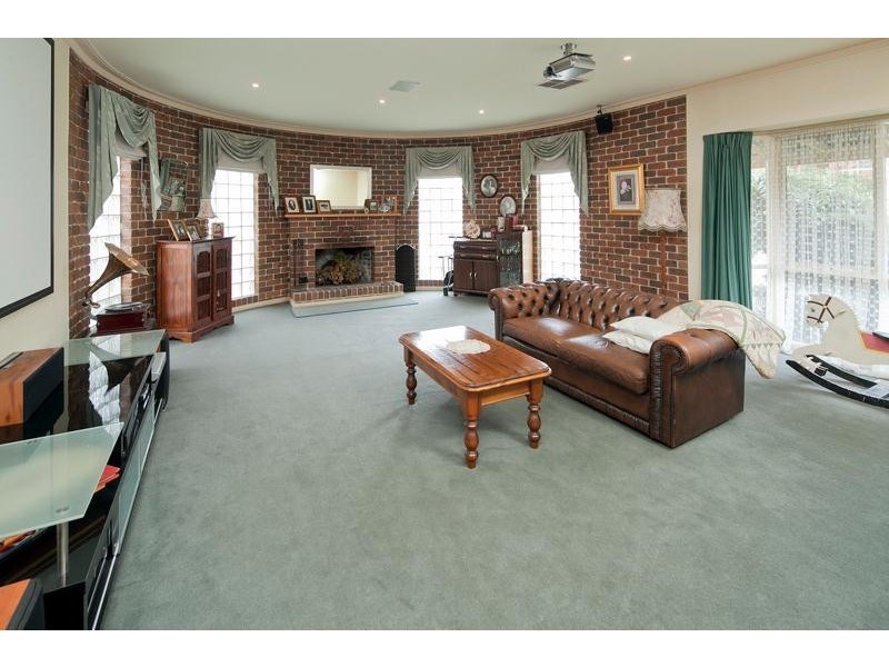 11 Erica Close, Endeavour Hills VIC 3802