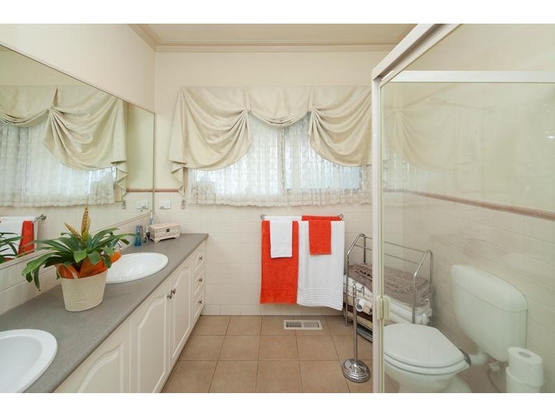 11 Erica Close, Endeavour Hills VIC 3802