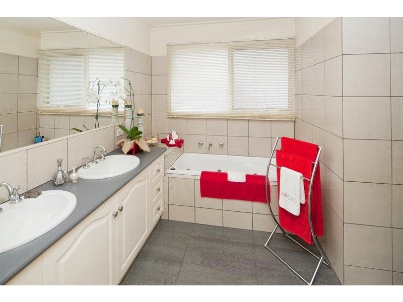 11 Erica Close, Endeavour Hills VIC 3802