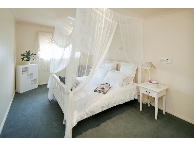 11 Erica Close, Endeavour Hills VIC 3802