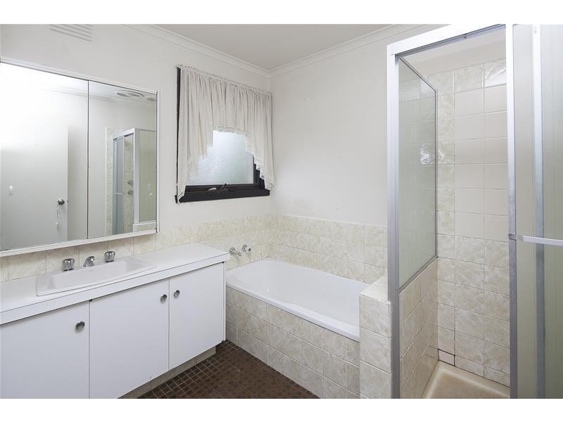 36 Ravenhill Crescent, Endeavour Hills VIC 3802