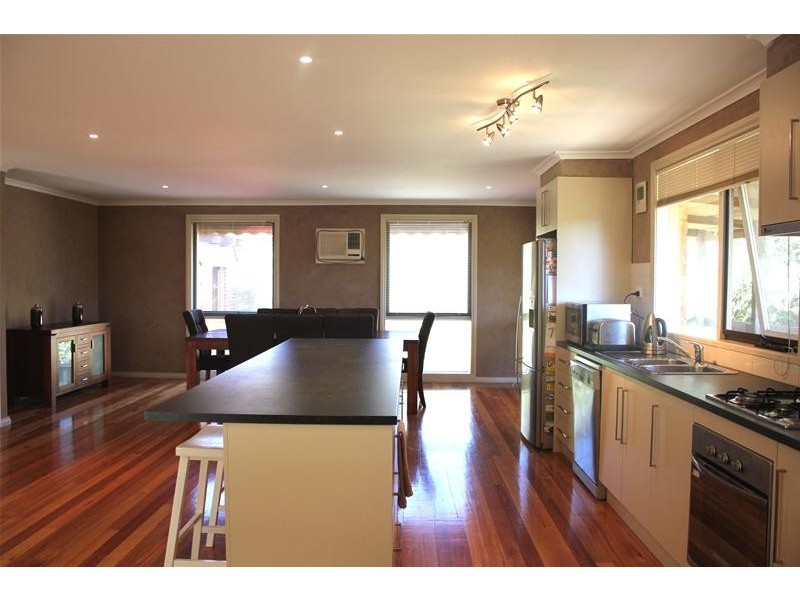 18 Nareen Avenue, Endeavour Hills VIC 3802