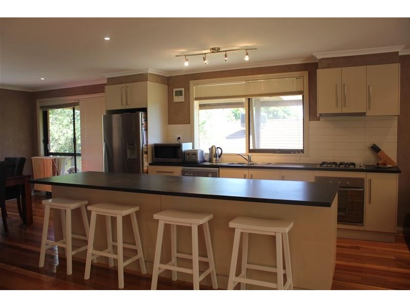 18 Nareen Avenue, Endeavour Hills VIC 3802