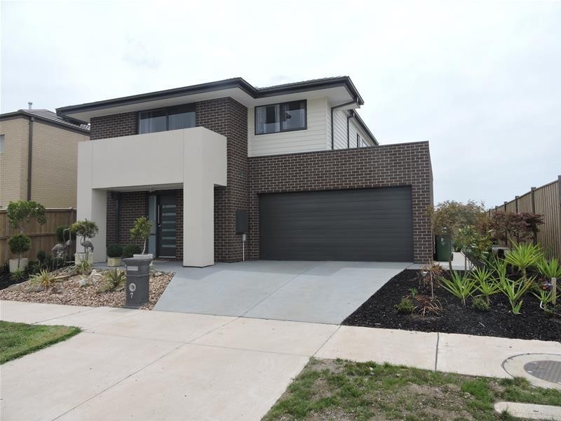 7 Springleaf Avenue, Clyde North VIC 3978