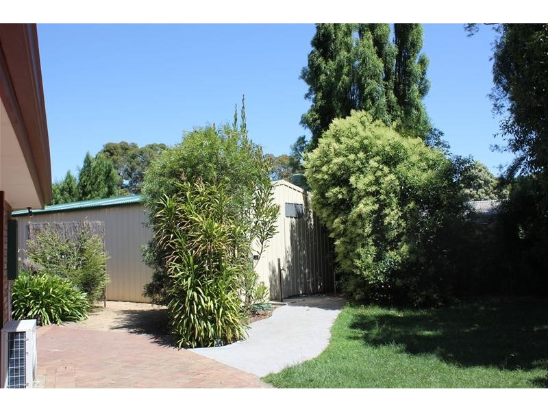 5 Whitestone Court, Endeavour Hills VIC 3802