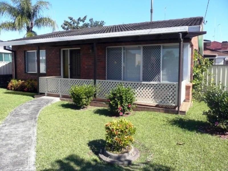 8 Commerce Street, Taree NSW 2430