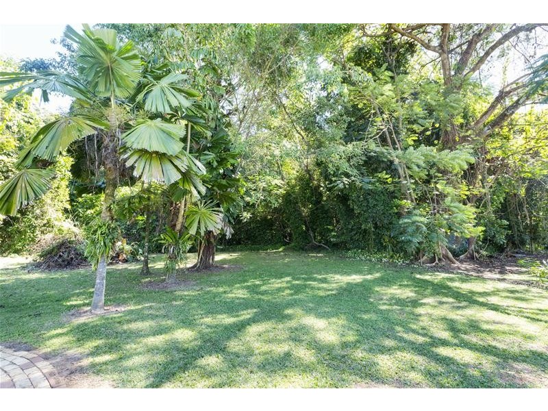 17 ENID Street, Flying Fish Point QLD 4860