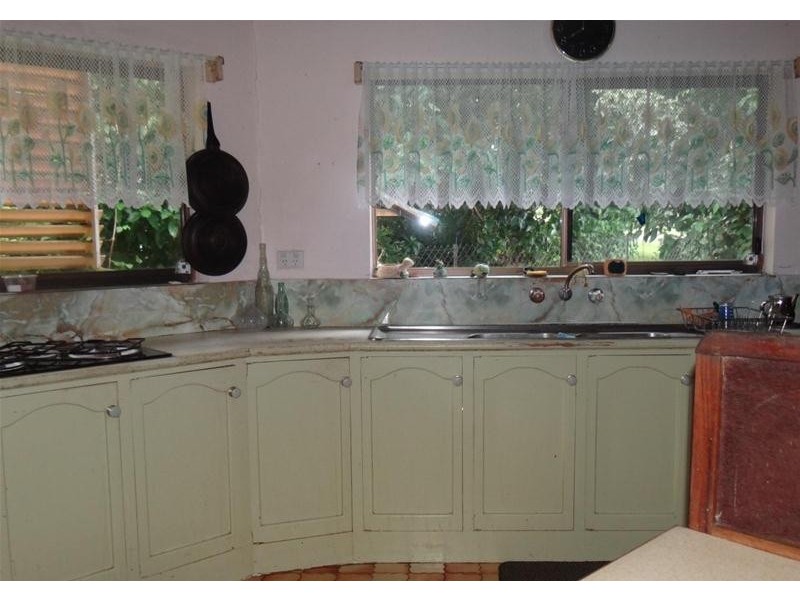 10 Bay Road, Coconuts QLD 4860