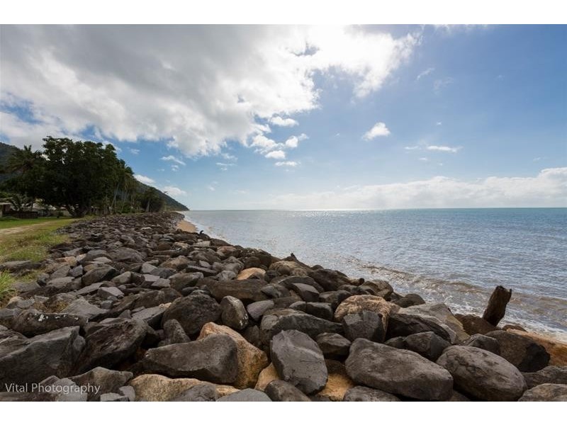 4 Feldt Street, Flying Fish Point QLD 4860