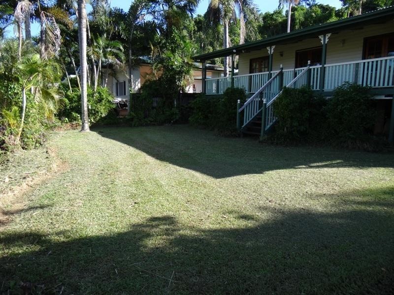 17 ENID STREET,, Flying Fish Point QLD 4860