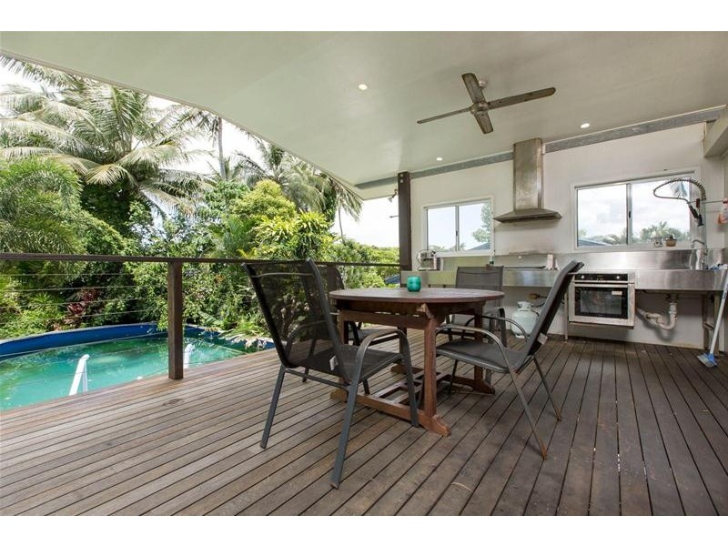 6 Feldt Street, Flying Fish Point QLD 4860