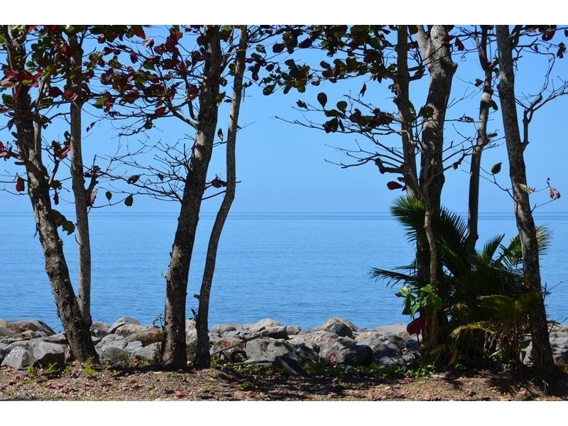 26 Feldt Street, Flying Fish Point QLD 4860