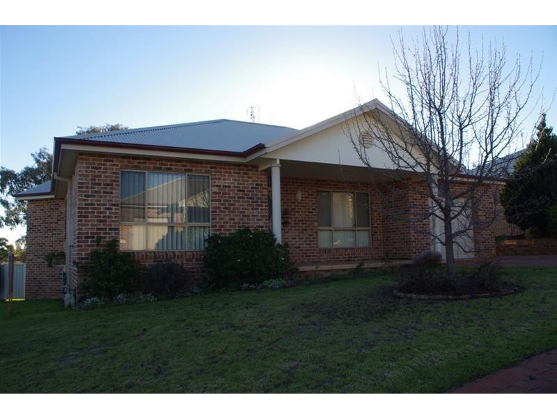 27 Acacia Circle, Cowra NSW 2794