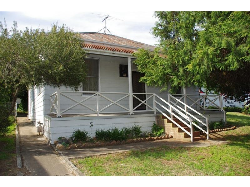 4 Lynch Street, Cowra NSW 2794