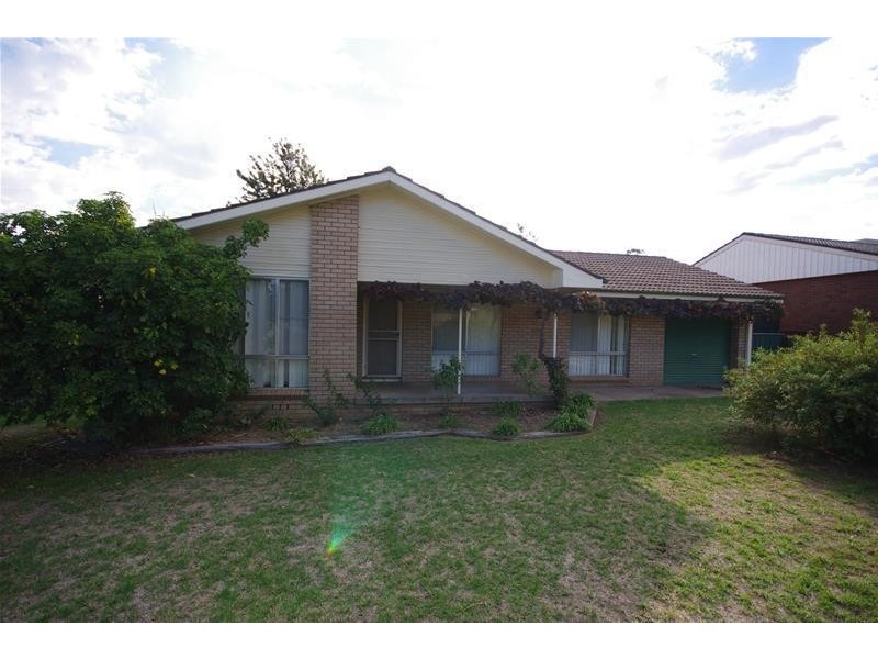 3 Coolabah Crescent, Cowra NSW 2794