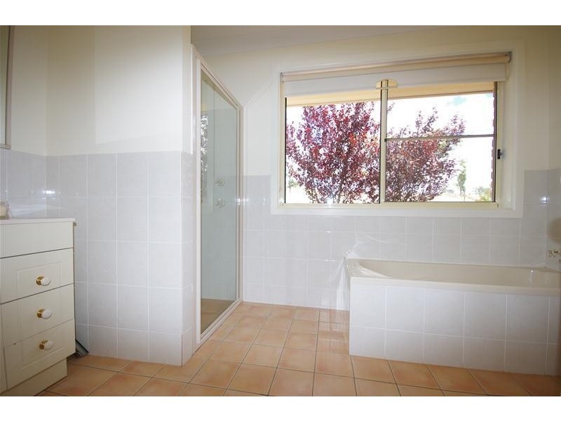 18 Battalion Drive, Cowra NSW 2794