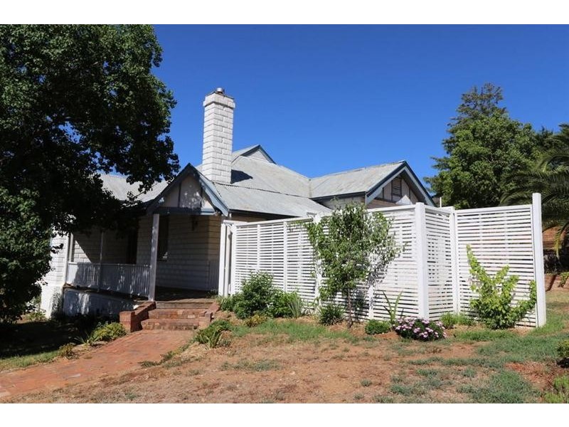 1 Poignand Avenue, Cowra NSW 2794