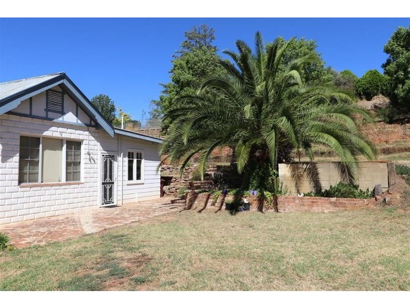 1 Poignand Avenue, Cowra NSW 2794