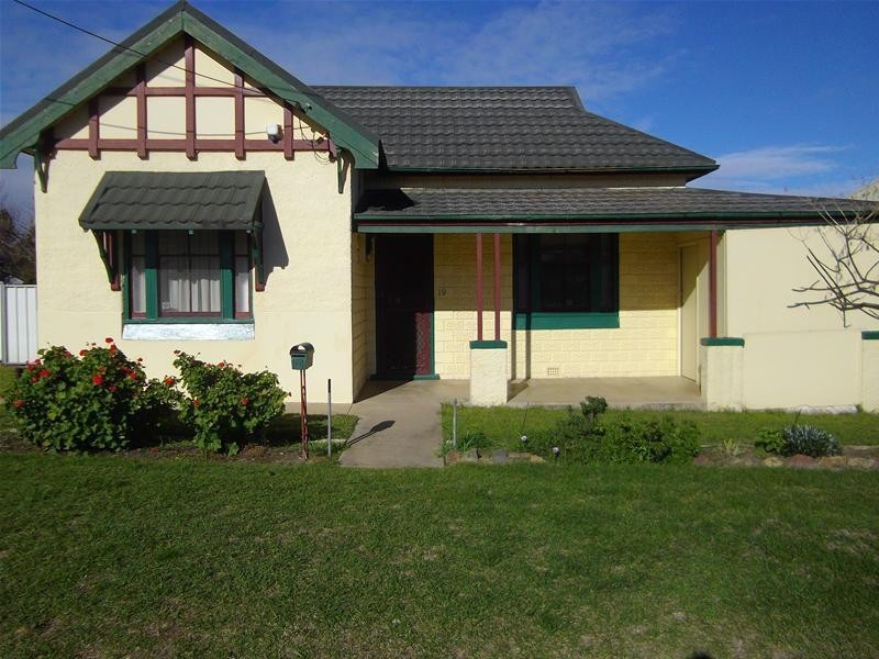 19 Parkes Street, Cowra NSW 2794