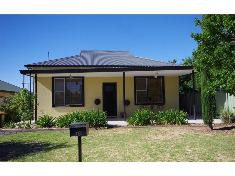 16 Argoon Street, Cowra NSW 2794