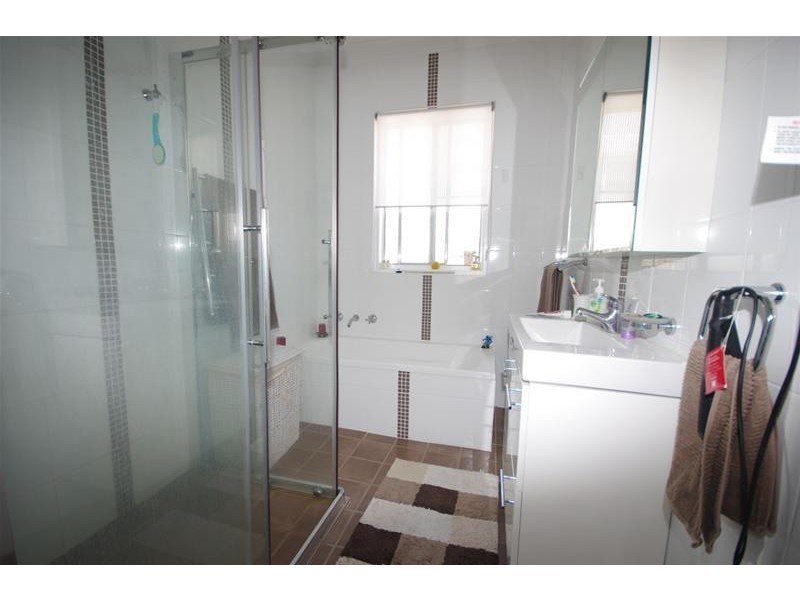 27 Brisbane Avenue, Cowra NSW 2794