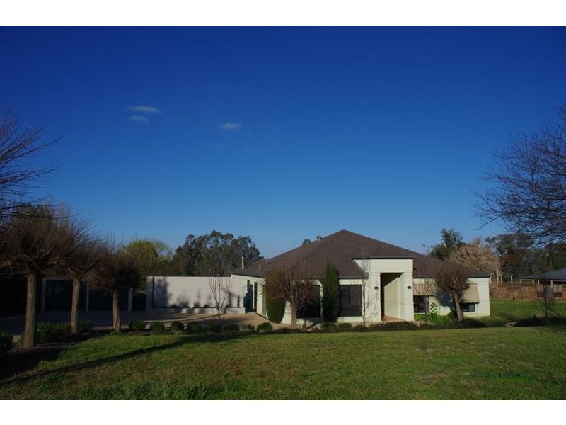 35 Dawson Drive, Cowra NSW 2794