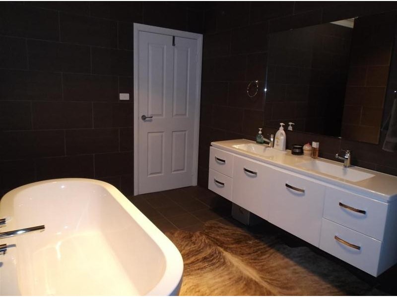 16 Lynch Street, Cowra NSW 2794