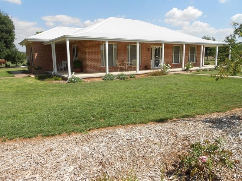 39 Elouera Road, Cowra NSW 2794