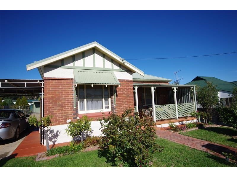 33 Dungaleer Street, Cowra NSW 2794