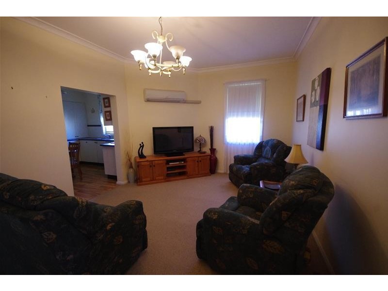 33 Dungaleer Street, Cowra NSW 2794