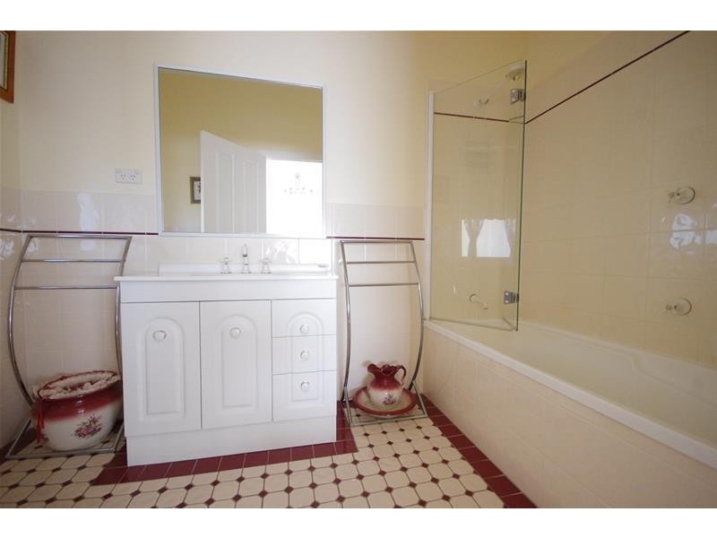 33 Dungaleer Street, Cowra NSW 2794