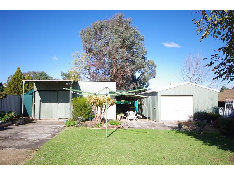 33 Dungaleer Street, Cowra NSW 2794