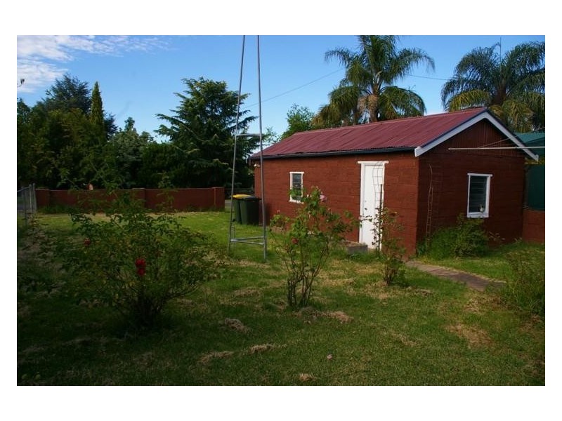 11 Vaux Street, Cowra NSW 2794