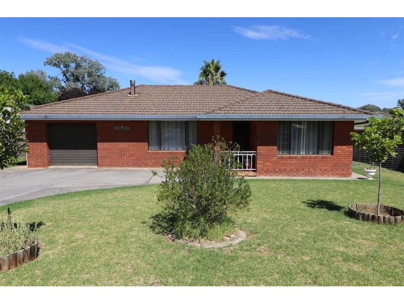 28 Taronga Drive, Cowra NSW 2794