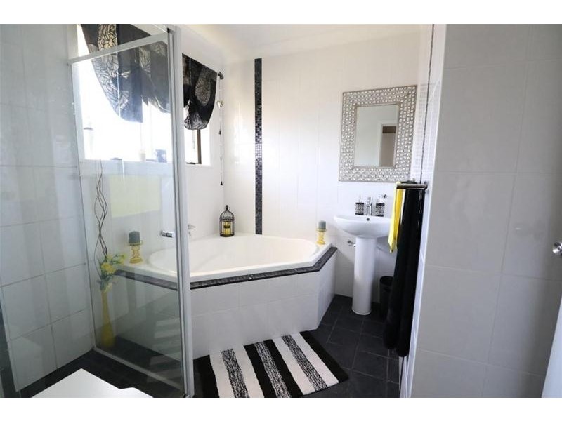 28 Taronga Drive, Cowra NSW 2794