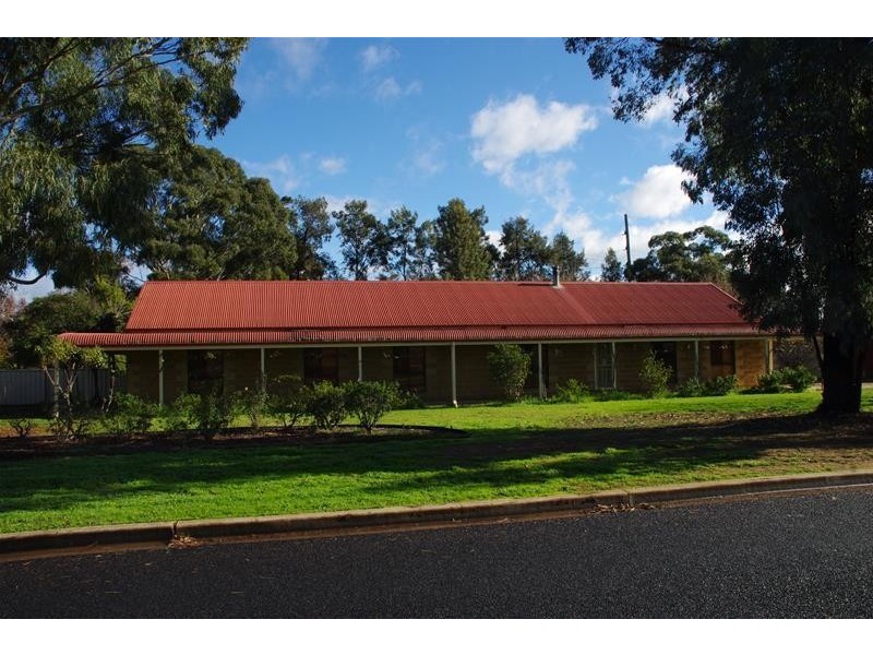 16 Dawson Drive, Cowra NSW 2794