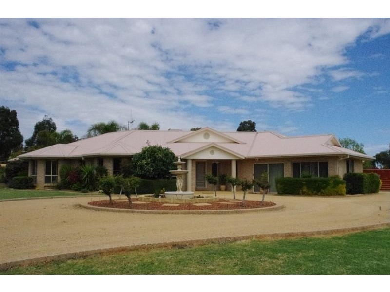 42 Gower Hardy Circuit, Cowra NSW 2794