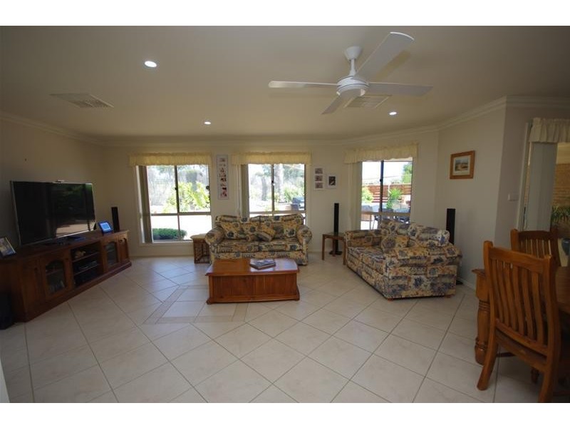 42 Gower Hardy Circuit, Cowra NSW 2794