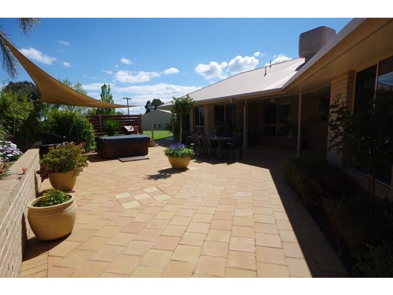 42 Gower Hardy Circuit, Cowra NSW 2794