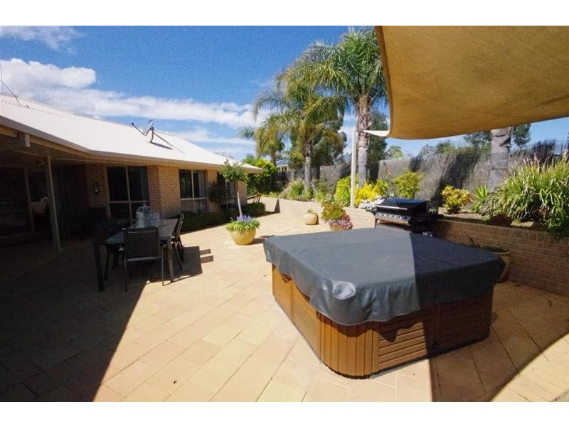 42 Gower Hardy Circuit, Cowra NSW 2794