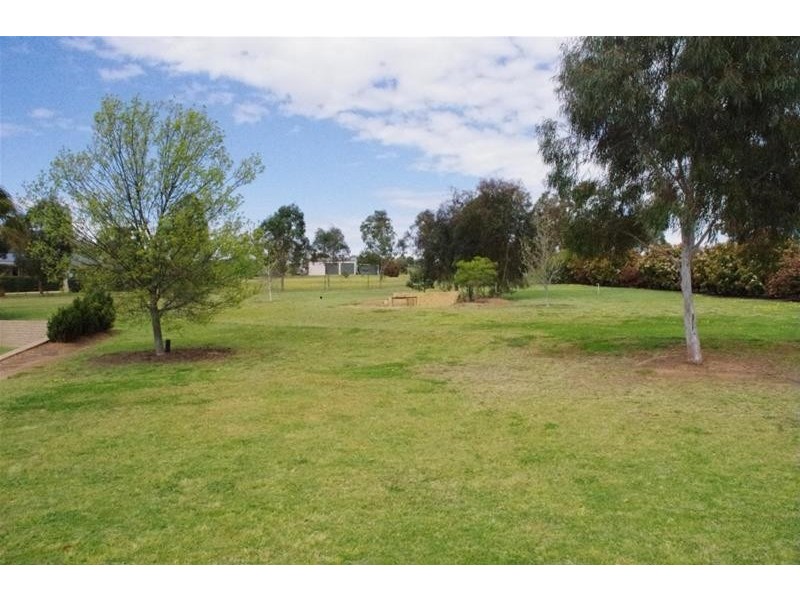 42 Gower Hardy Circuit, Cowra NSW 2794