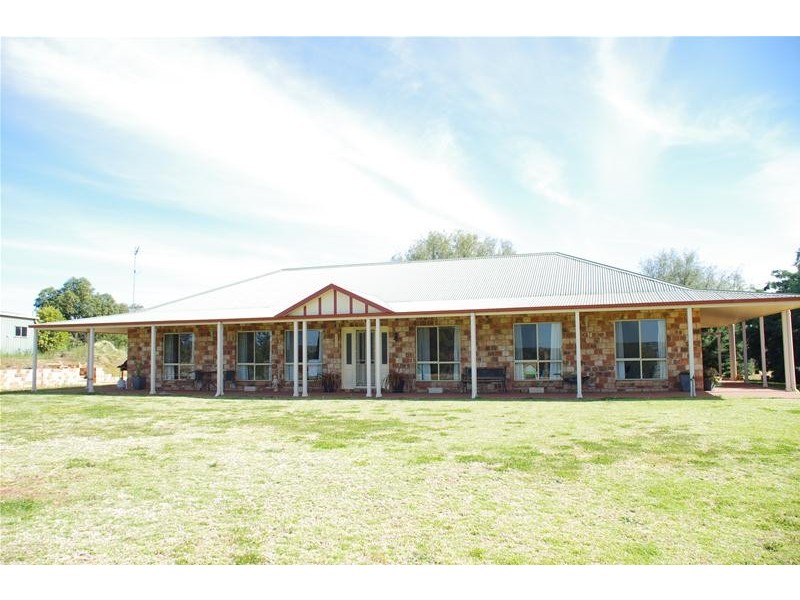 53 Badgery Road, Cowra NSW 2794