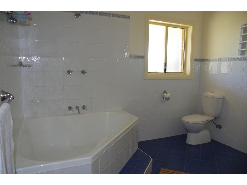 53 Badgery Road, Cowra NSW 2794