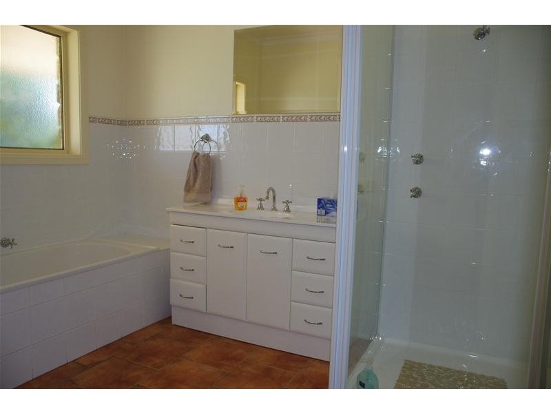 53 Badgery Road, Cowra NSW 2794