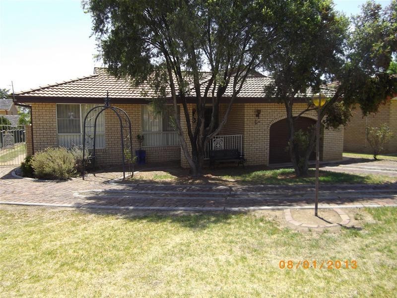 42 Kibbler Street, Cowra NSW 2794