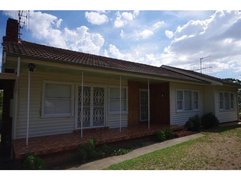 4 Henderson Street, Cowra NSW 2794