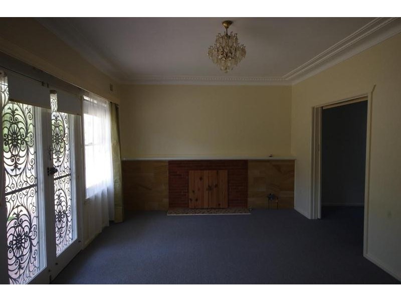 4 Henderson Street, Cowra NSW 2794