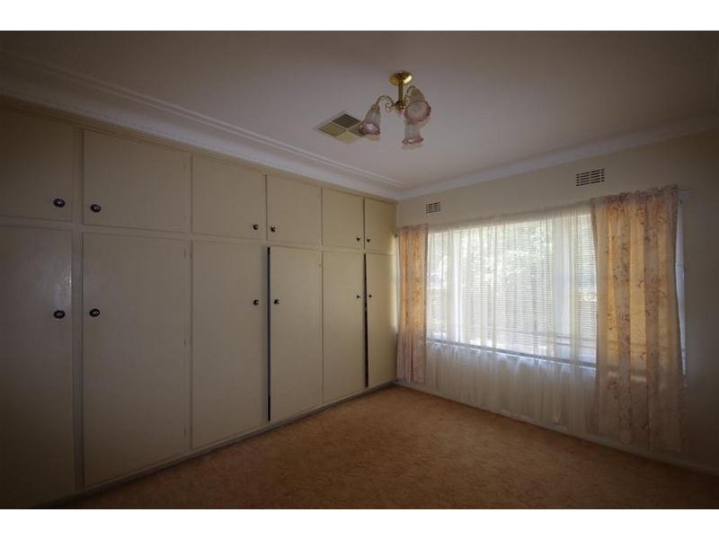 4 Henderson Street, Cowra NSW 2794