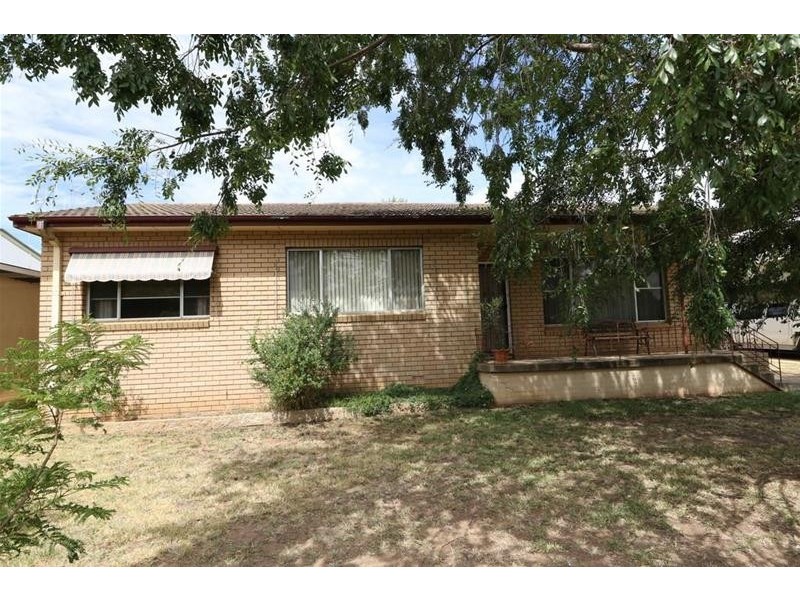 15 Newcombe Street, Cowra NSW 2794