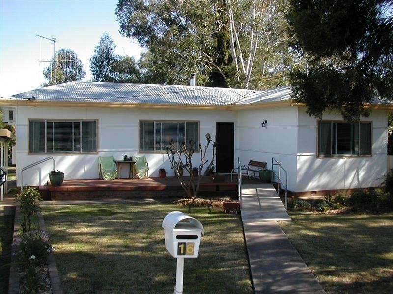 16 Newcombe Street, Cowra NSW 2794